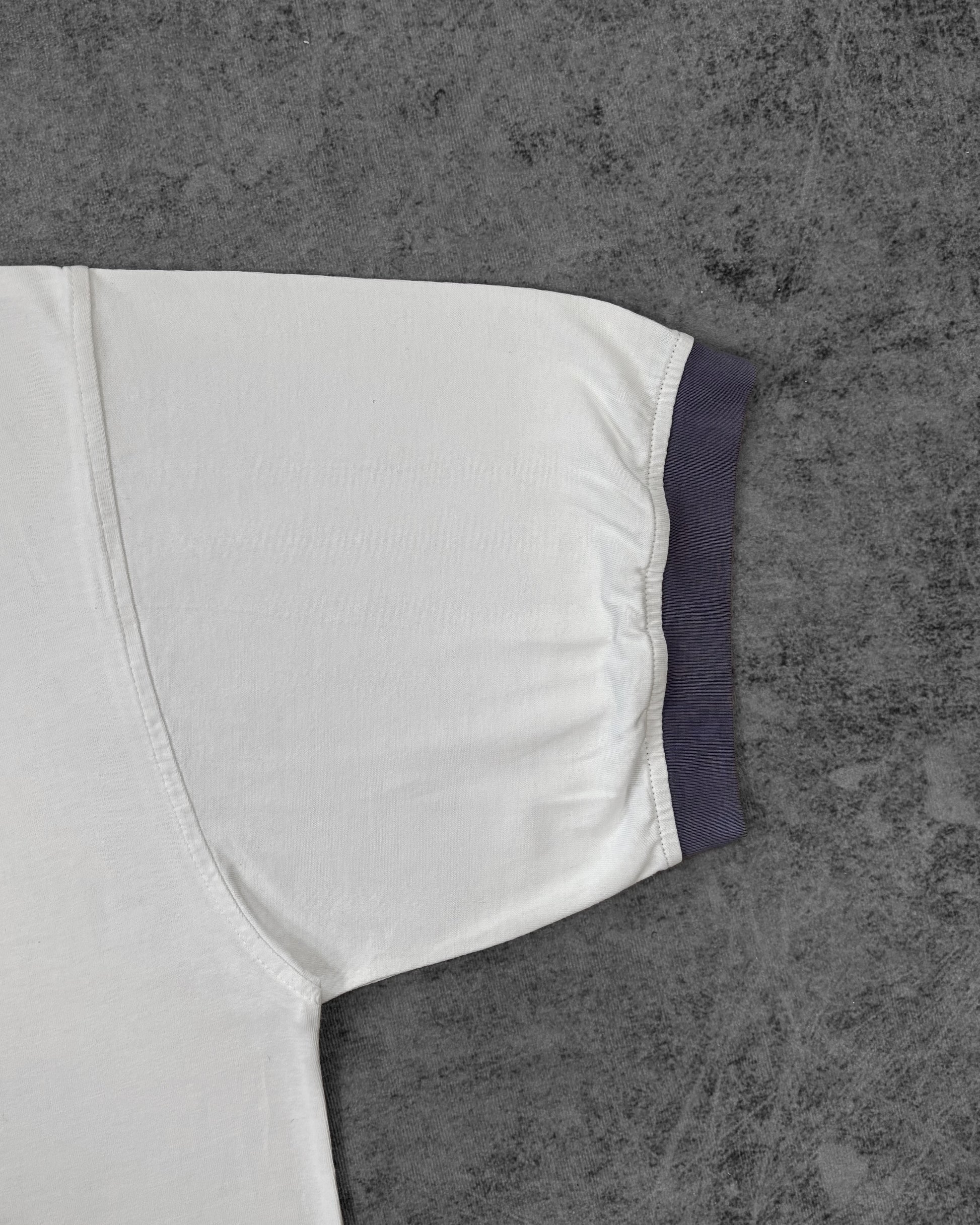 Detail of the navy contrast neck and sleeve ringer trim