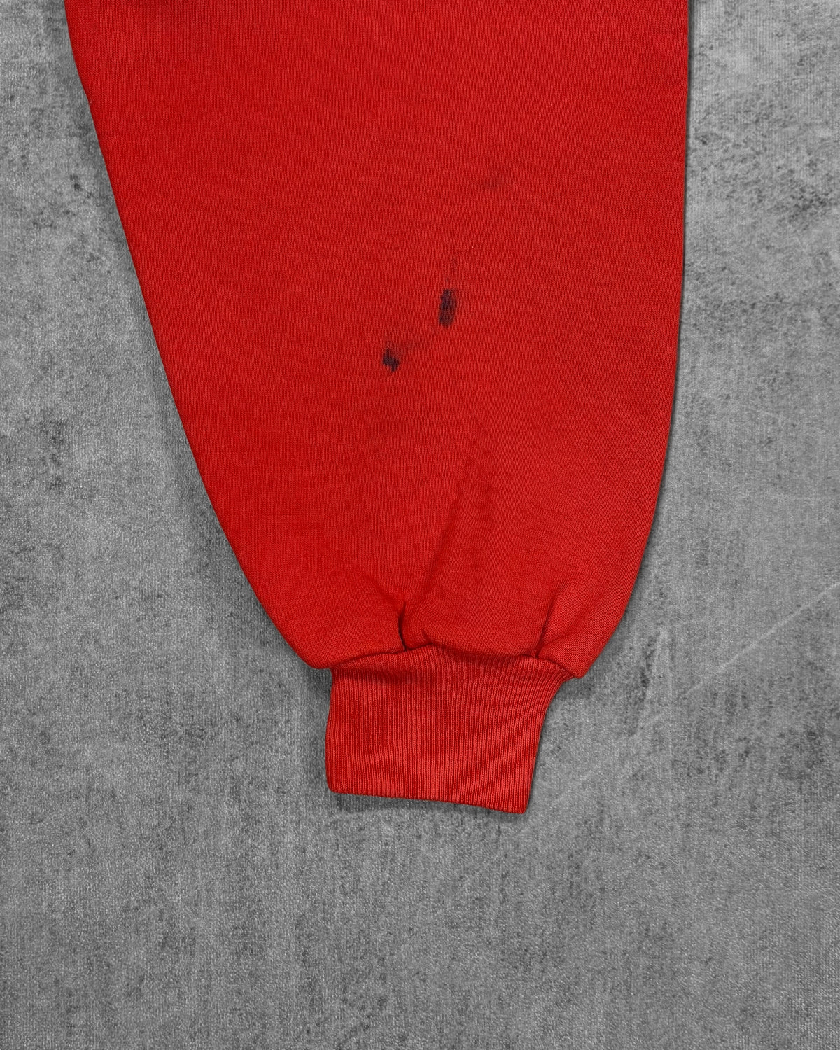 Vintage 1990s Russell Athletic red sweatshirt – ribbed cuff and fleece fabric detail