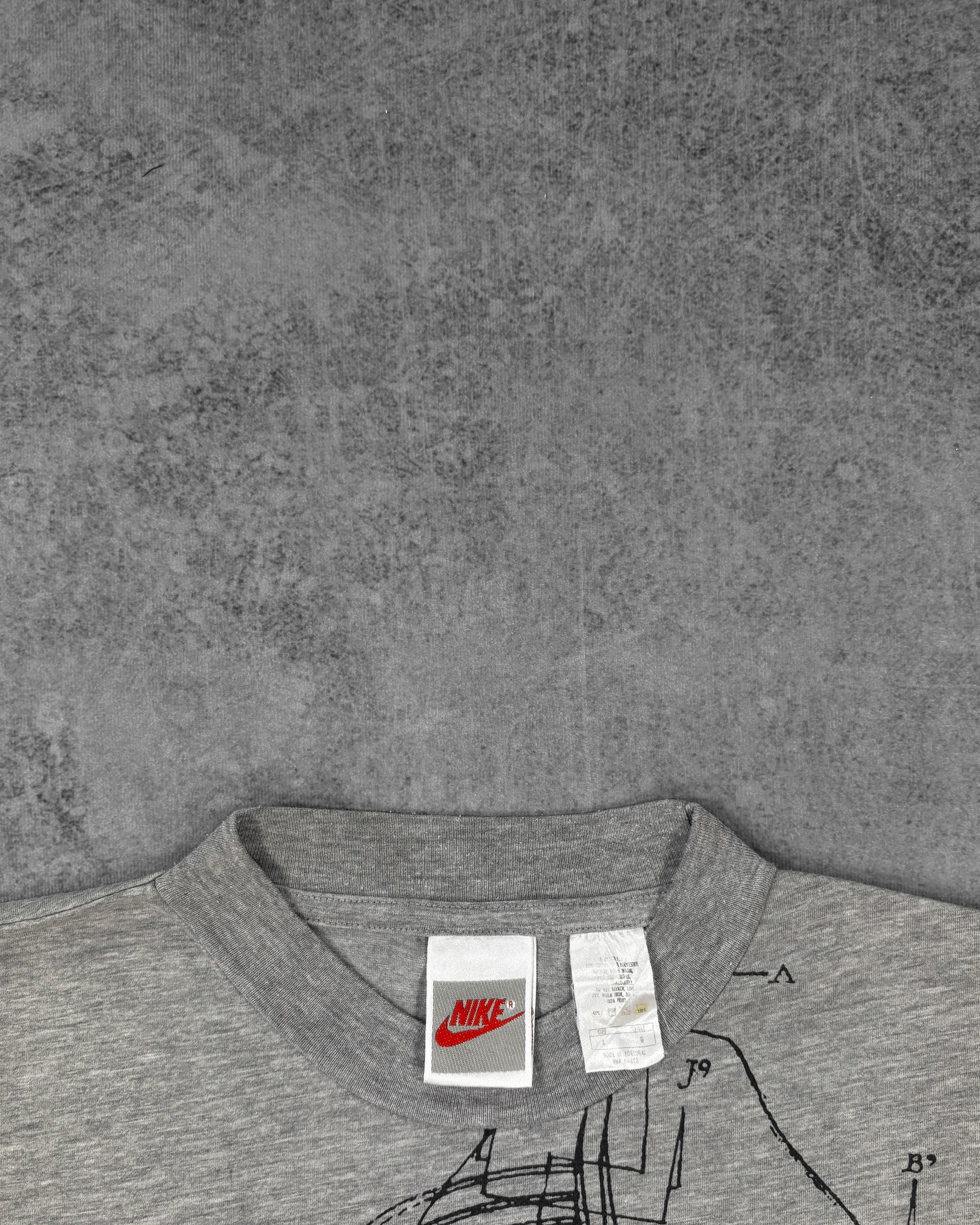 Sleeve print detail on the Nike Air Max technical graphic t-shirt