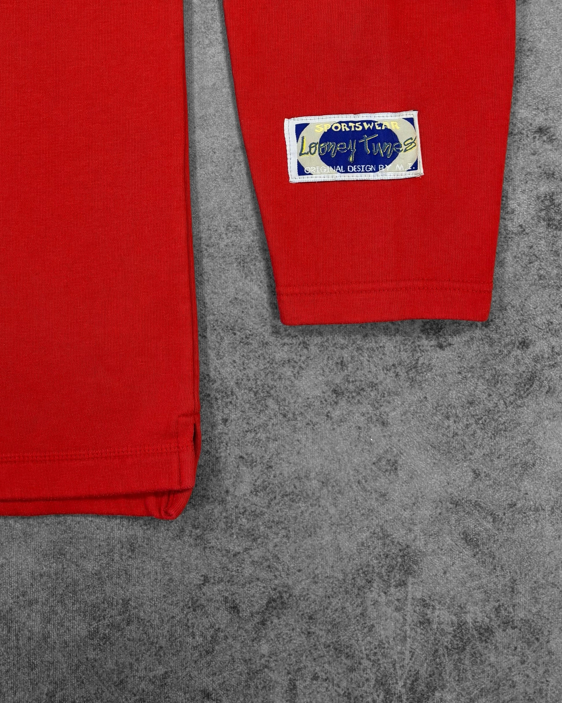 Ribbed crewneck collar and cuff fabric detail